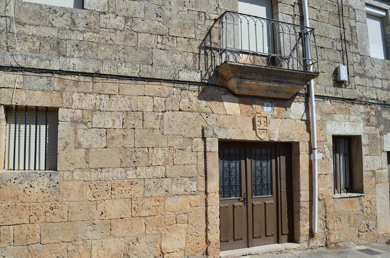 Escudo eclesiástico, casas de Canonjías